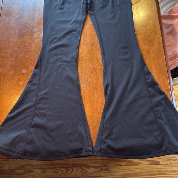 PopFlex Crisscross Hourglass Bell Bottom with Pockets - Picture 7 of 7